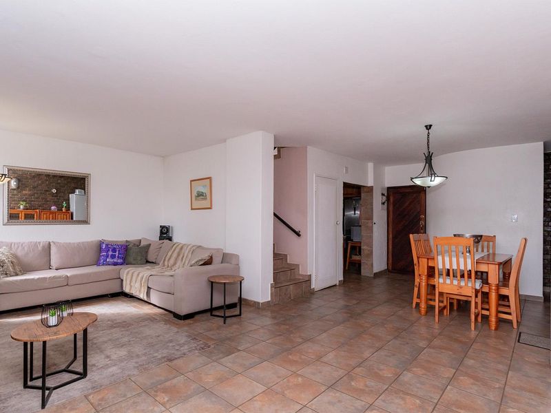 Move-In Ready Spacious 3-Bedroom Townhouse in a Pet-Friendly Complex - Photo 5