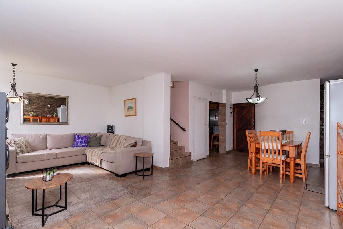 Move-In Ready Spacious 3-Bedroom Townhouse in a Pet-Friendly Complex - Photo 5