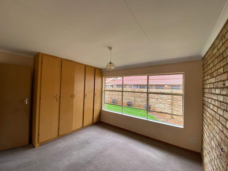 Cosy Townhouse for grabs - Photo 8