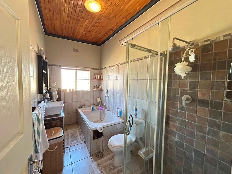 Spacious family home in Otjiwarongo on a 1,500 m2 erf, featuring exceptional entertainment areas and a separate 2-bedroom flat perfect for guests, extended fami - Photo 7