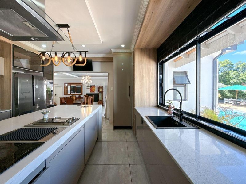 Entertainer’s Dream Family Home in Secure Waterkloof Ridge - Photo 6
