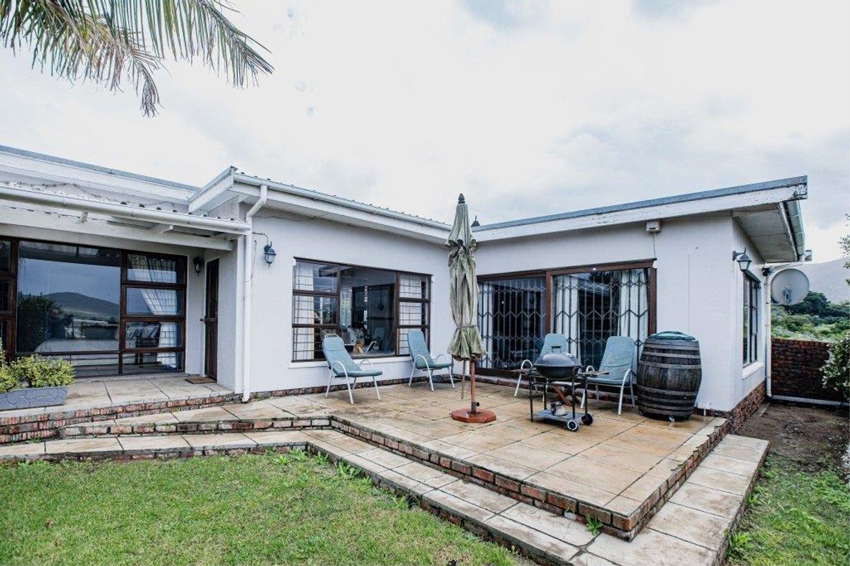 Immaculate family home in best position with views - Photo 3