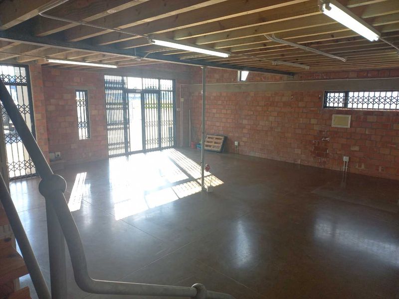 Warehouse or Mixed Use premises with mezzanine offices, available immediately! - Photo 6
