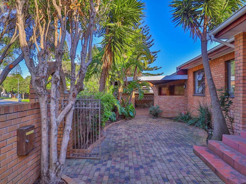 Spacious Family Home with Dual Living & Workshop Potential - Photo 2