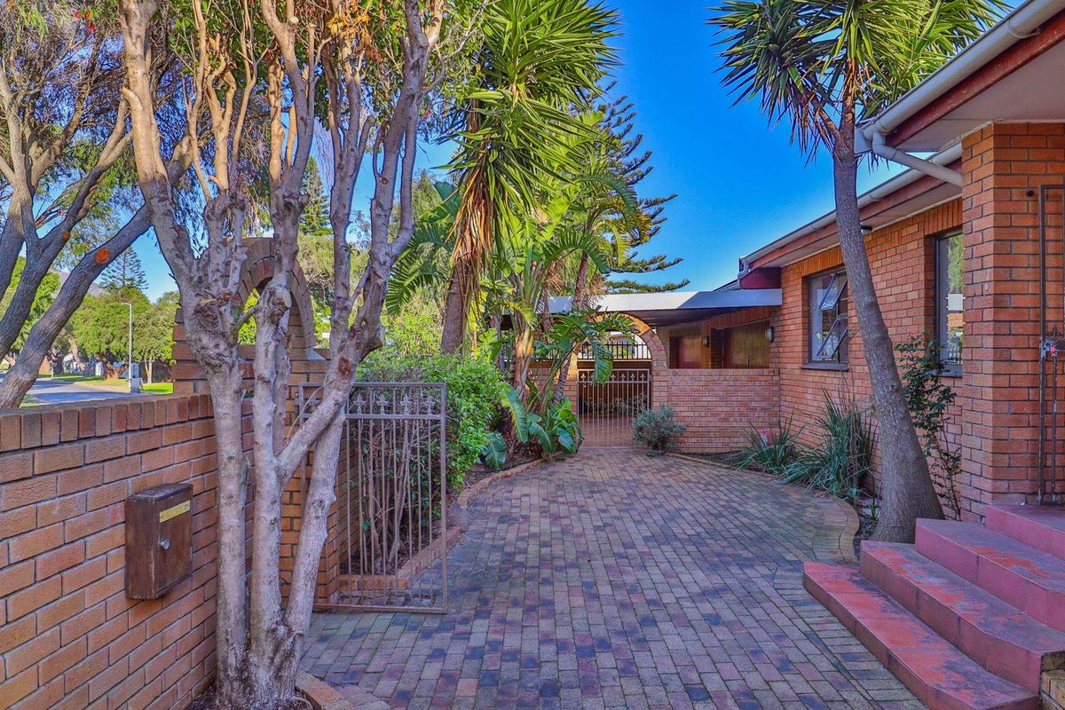 Spacious Family Home with Dual Living & Workshop Potential - Photo 2