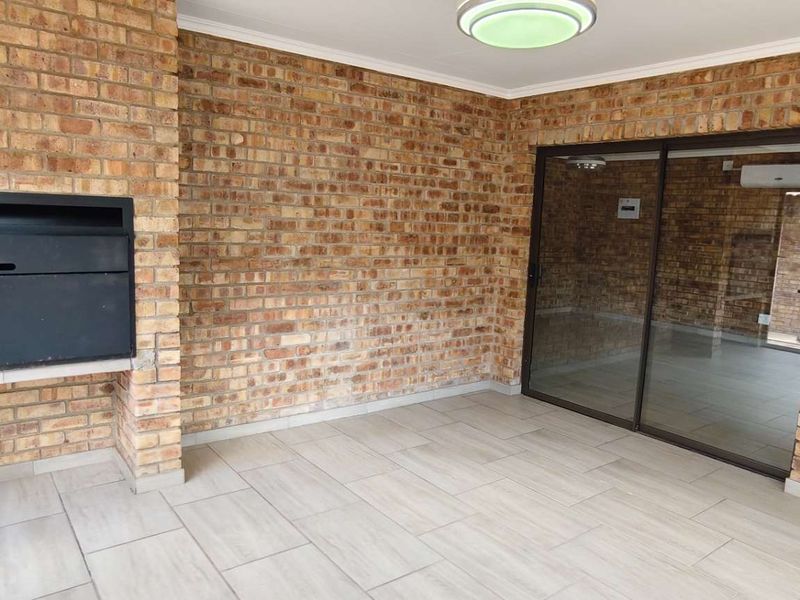 A Captivating Blend of Space, Style, and Comfort Awaits - Photo 6