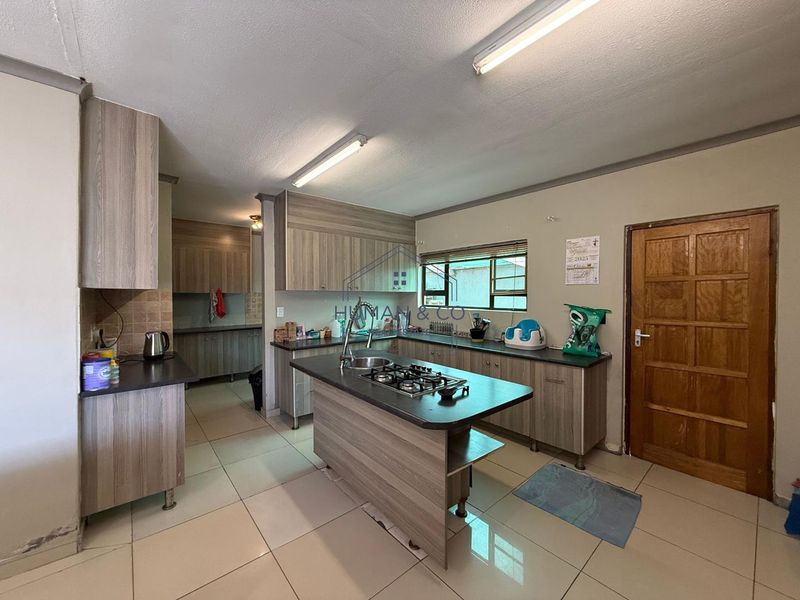 Modern 4-bedroom Home near town center - Photo 3