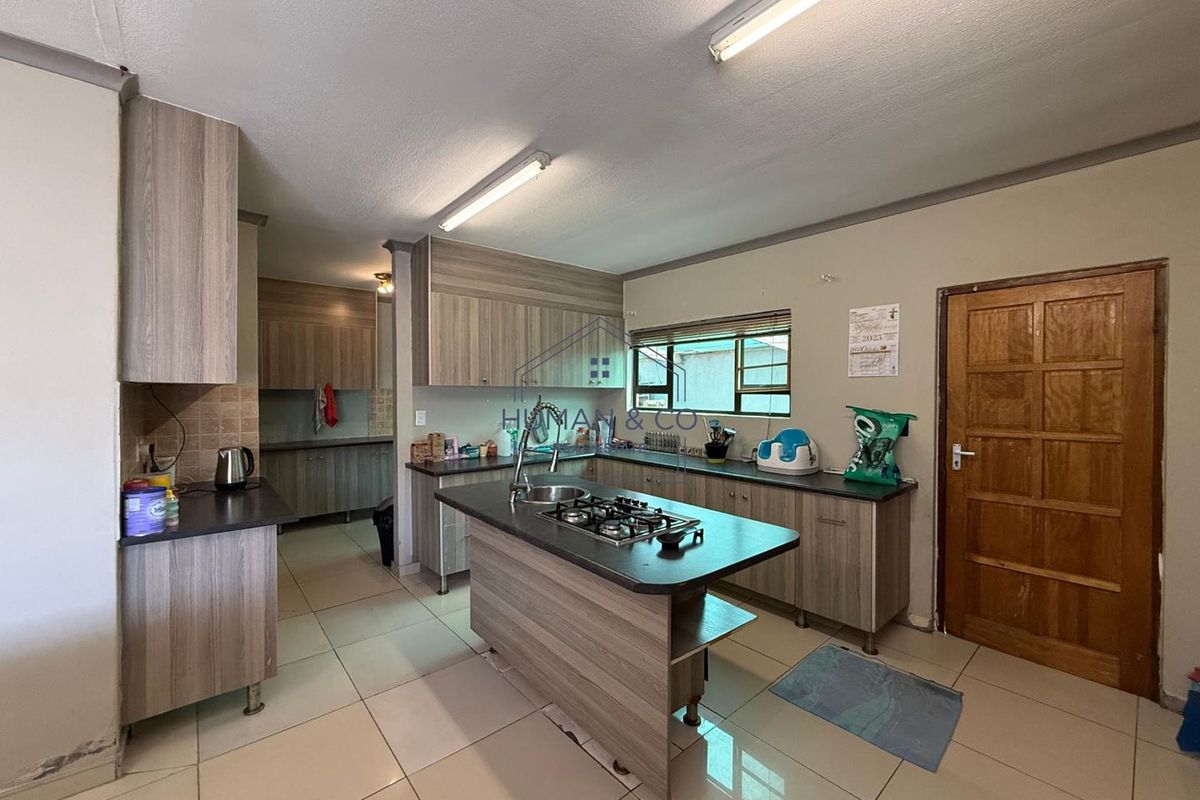 Modern 4-bedroom Home near town center - Photo 3