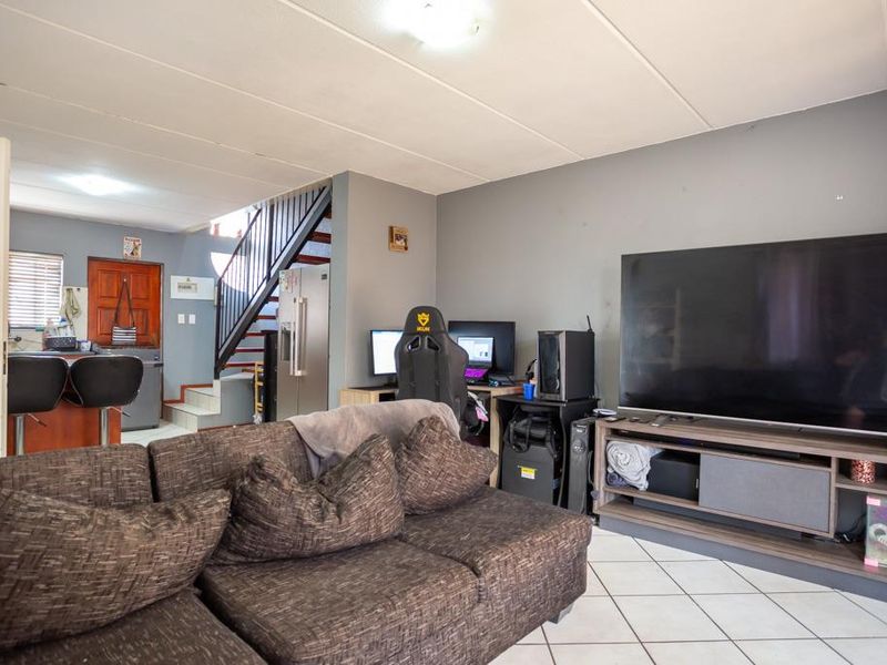 2 bedroom duplex +private garden + garage - GREAT PRICE! - Photo 3