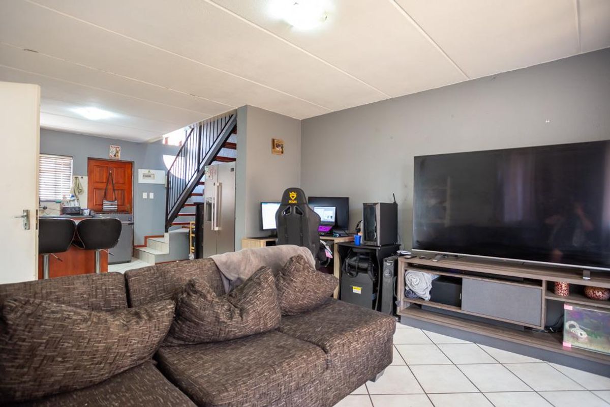 2 bedroom duplex +private garden + garage - GREAT PRICE! - Photo 3