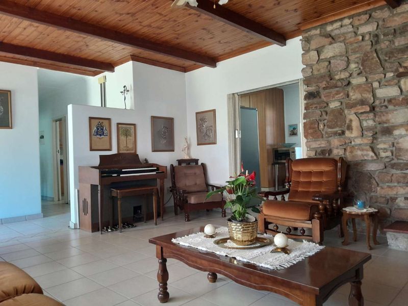 Well maintained 4 Bedroom Family Home - Photo 3