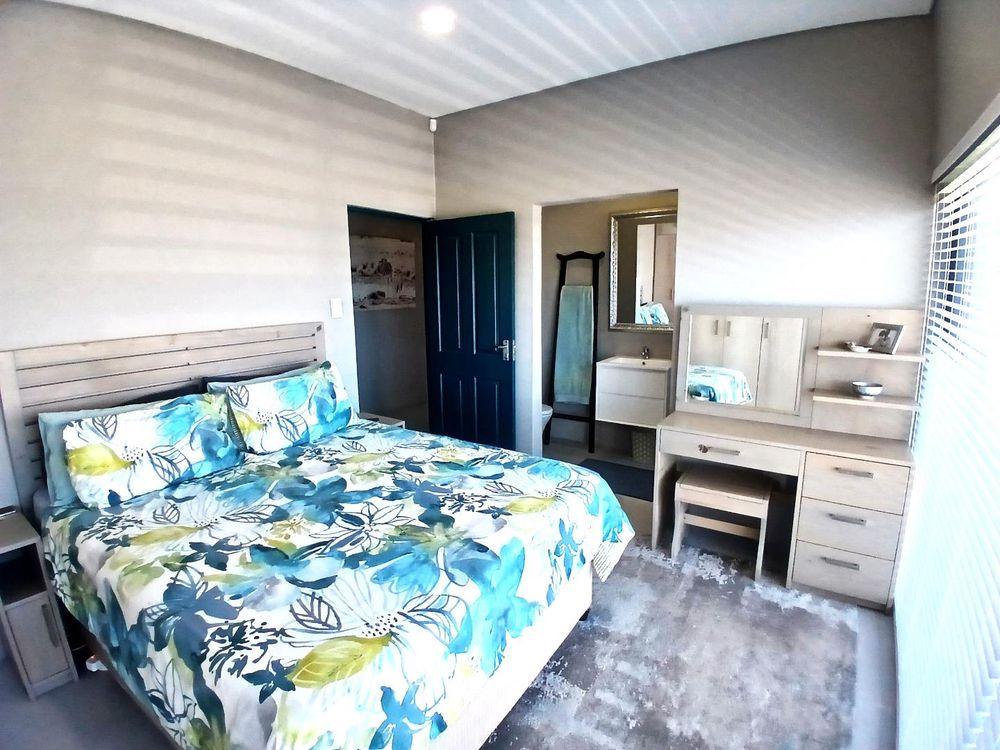 Same en suite Main Bedroom - in yet another direction. Permanent Sea View from here