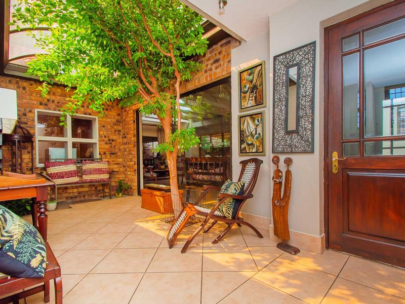 Constantia Kloof's Finest Family Home - Photo 5
