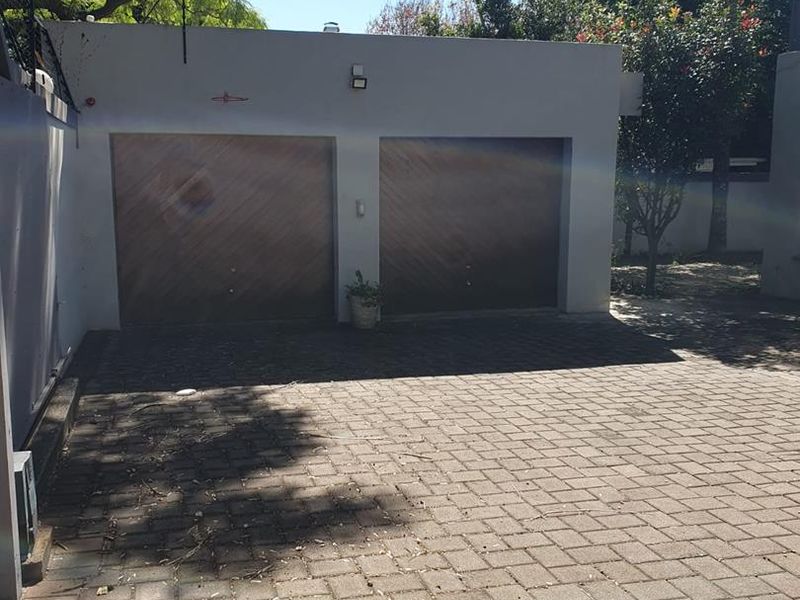 Immediately Available Elegant Family Townhouse in Prestigious Waterkloof - Photo 3