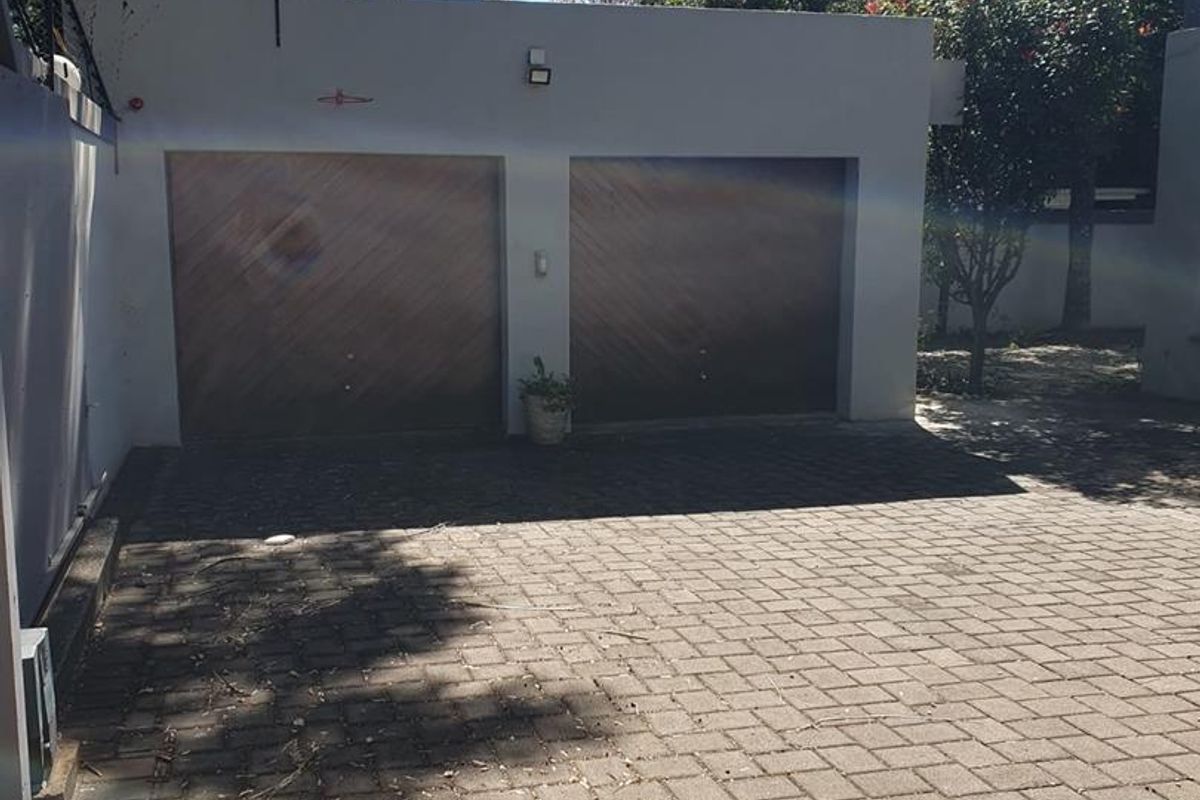 Immediately Available Elegant Family Townhouse in Prestigious Waterkloof - Photo 3