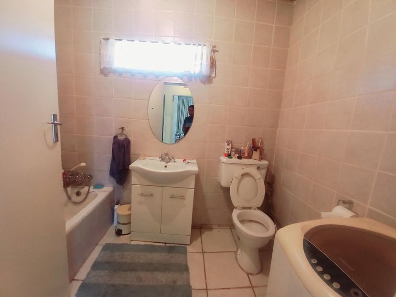 A SPACIOUS HOUSE - Photo 9