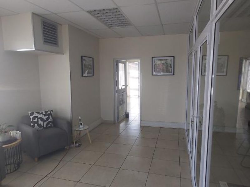 Warehouse/office facility to let in Newton Park - Photo 4