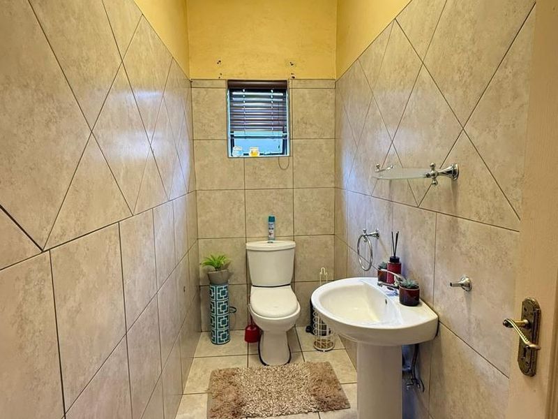 Stunning Standalone four-bedroom house for sale in Cimbebasia - Photo 2