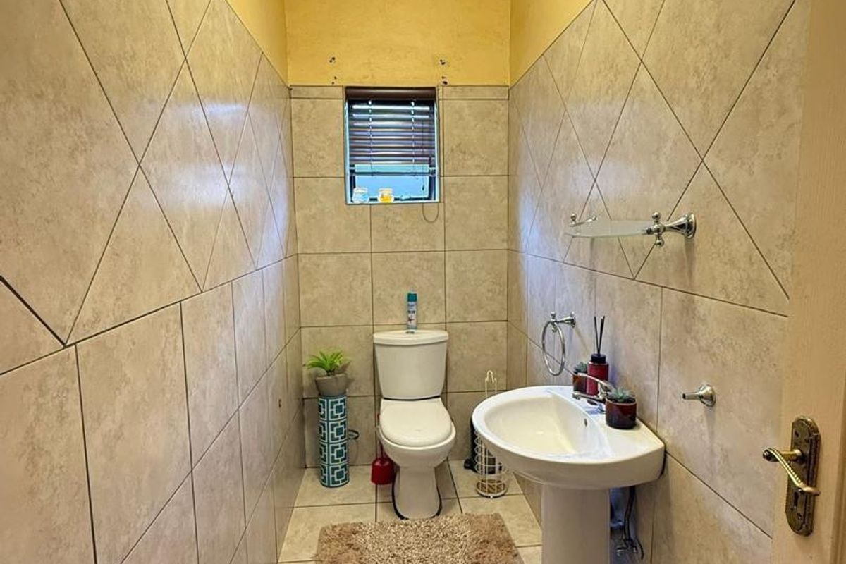 Stunning Standalone four-bedroom house for sale in Cimbebasia - Photo 2