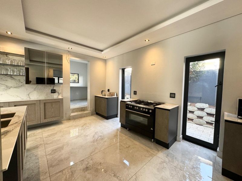 Elegant Home For Sale in the Prestigious Waterfall Country Estate - Photo 6