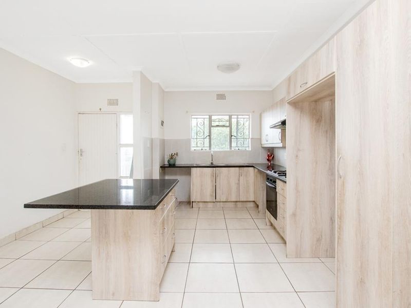 Spacious Unit for sale in Floracliffe Roodepoort - Photo 2