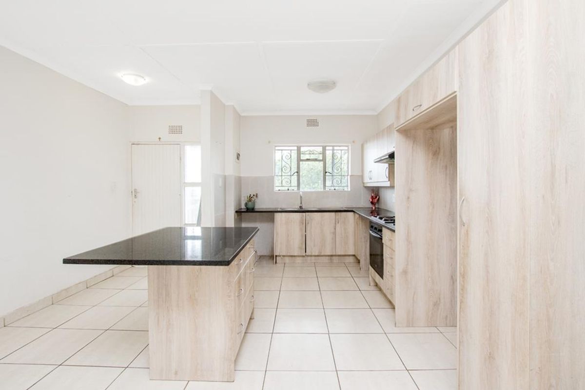 Spacious Unit for sale in Floracliffe Roodepoort - Photo 2