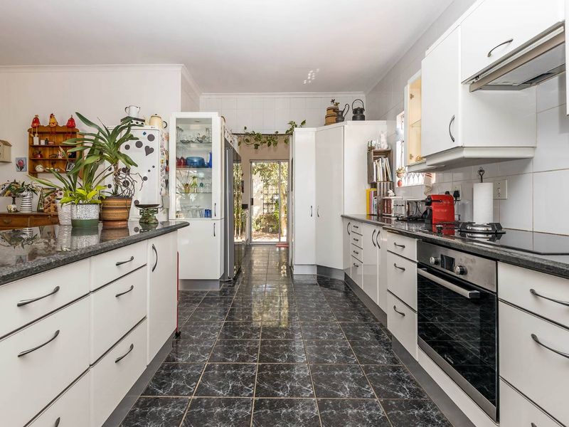 Spacious family home in the heart of Milnerton - Photo 2