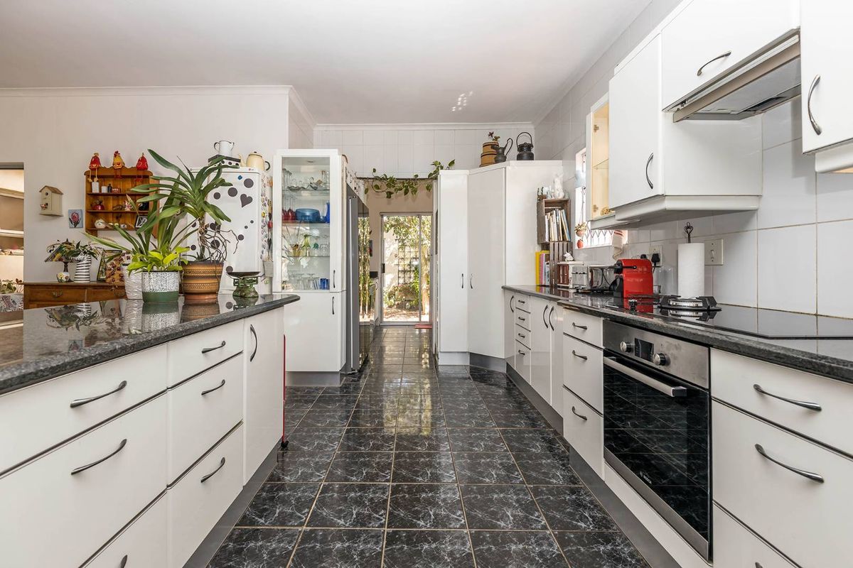 Spacious family home in the heart of Milnerton - Photo 2