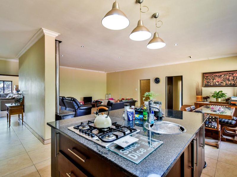 Large family home with five bedrooms and loads of entertainment spaces - Grootfontein Country Estate - Photo 8