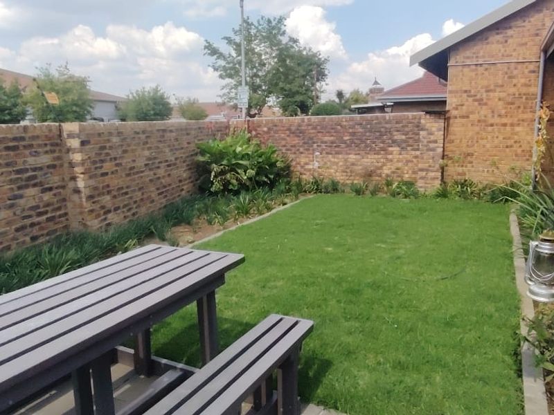 Absolute stunning facebrick 2 bedroom unit with lockup garage . Magnificient established garden and  koi pond. - Photo 2