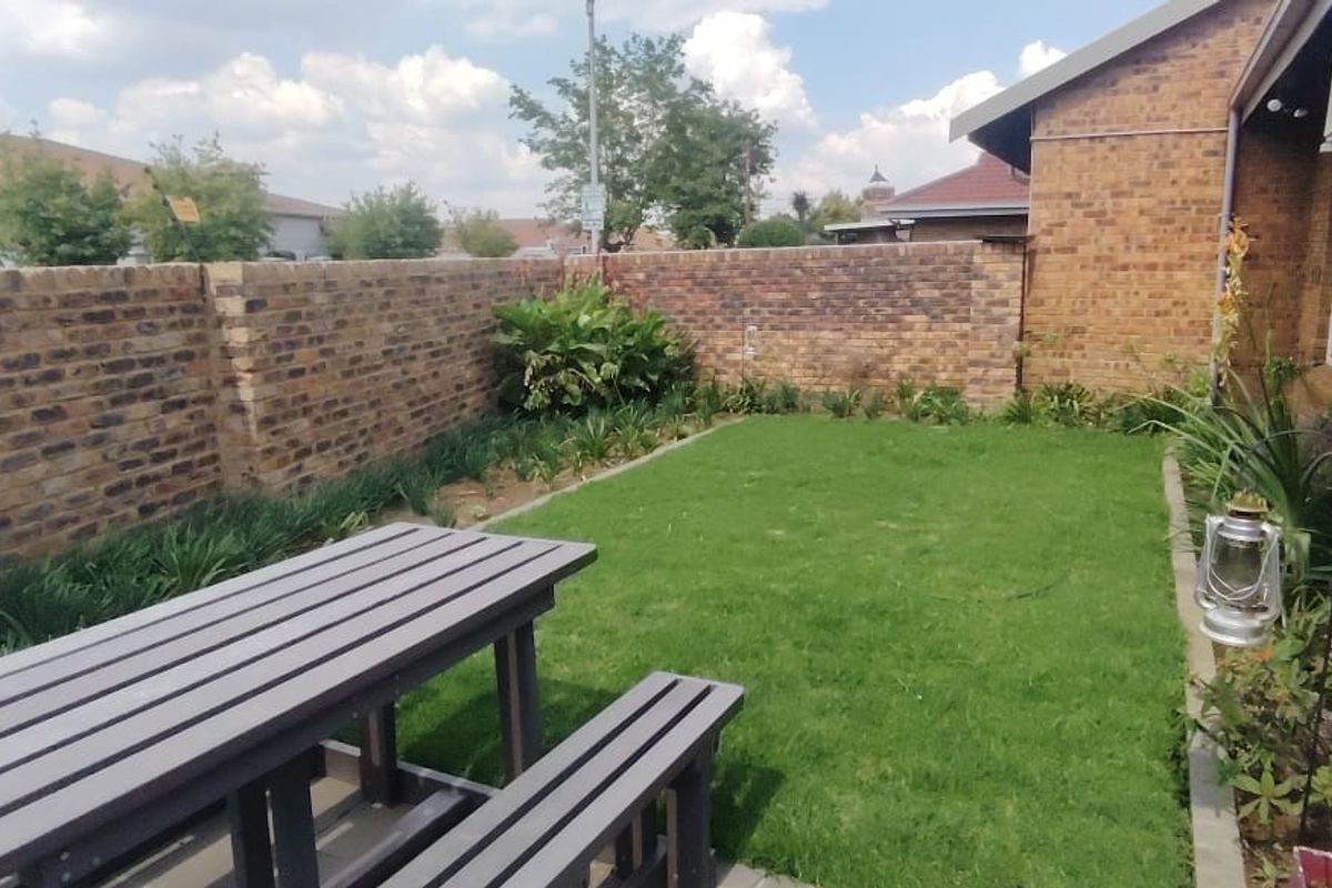 Absolute stunning facebrick 2 bedroom unit with lockup garage . Magnificient established garden and  koi pond. - Photo 2