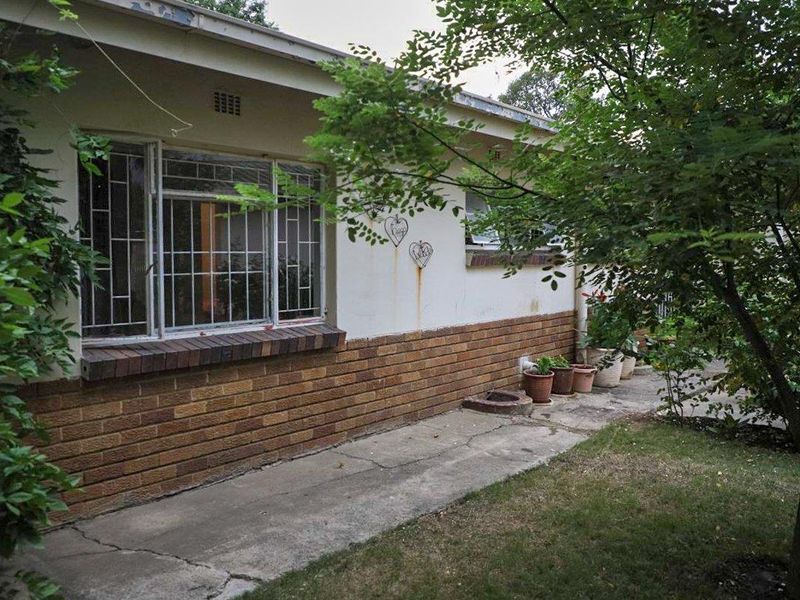 Spacious 4-Bedroom Home with Endless Potential! - Photo 5