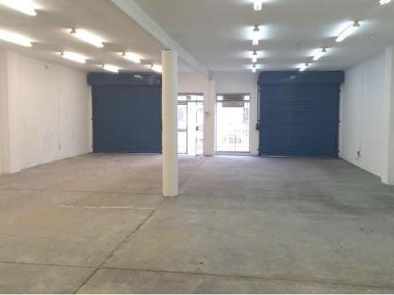 TO LET – 282m2 Wynberg – Freestanding Light Industrial / Showroom with 2 Drive-In Access Points - Photo 4