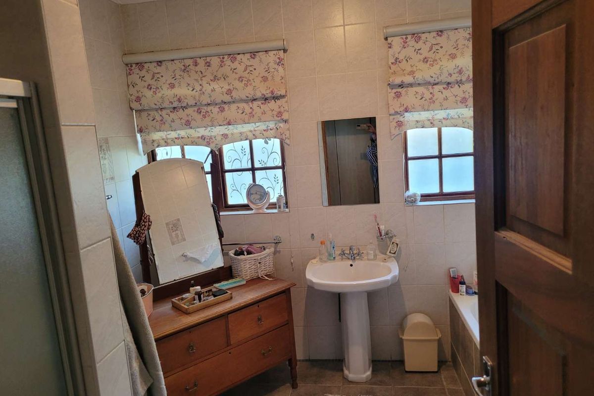 SOUGHT AFTER SECURITY ESTATE ! MAKE AN OFFER! - Photo 5