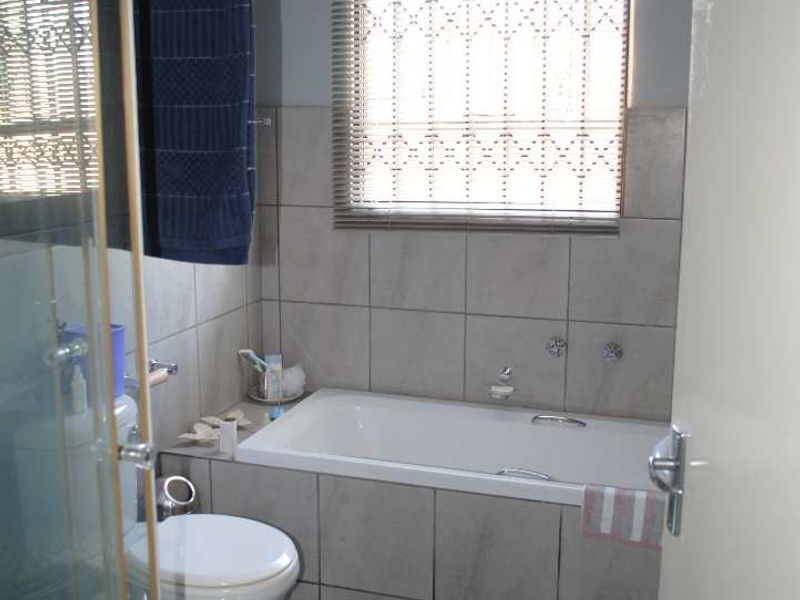 Lovely Cozy Townhouse 2 Bedroom with Garage and Carport - Photo 8