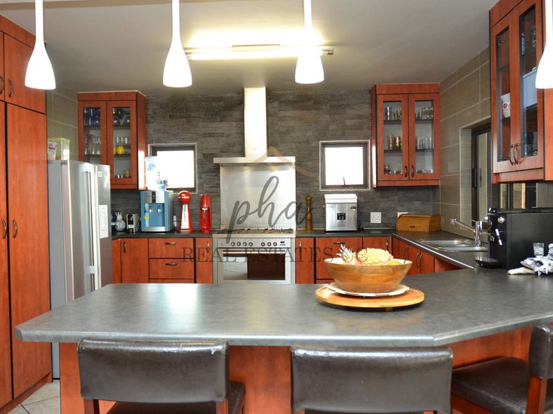 For Sale: Luxurious Beachfront Home with four bedrooms in Swakopmund - Photo 8