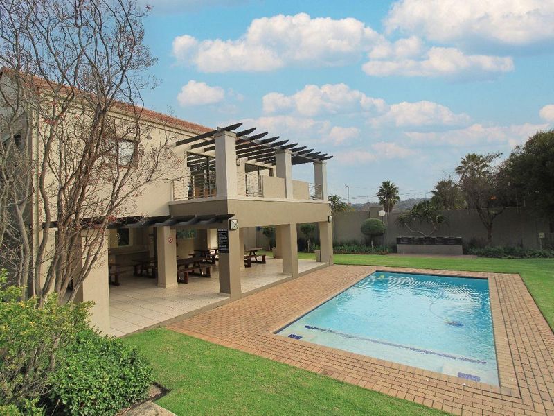 Modern 2-Bedroom Apartment in Secure Douglasdale Complex - Photo 2