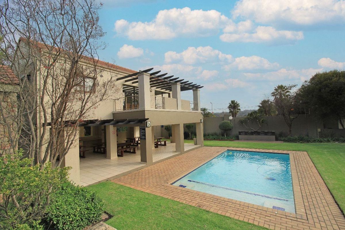 Modern 2-Bedroom Apartment in Secure Douglasdale Complex - Photo 2