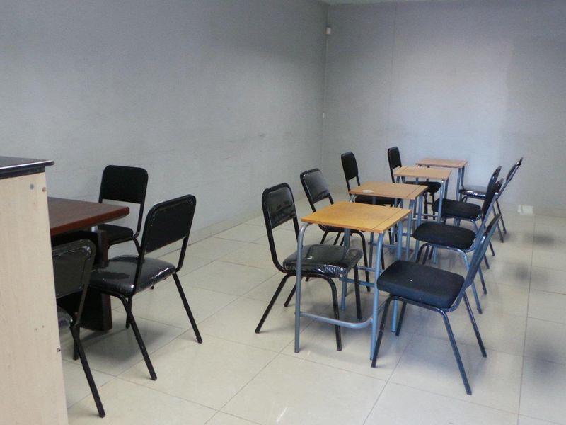 Commercial Property on busy road close to shopping center ! - Photo 8