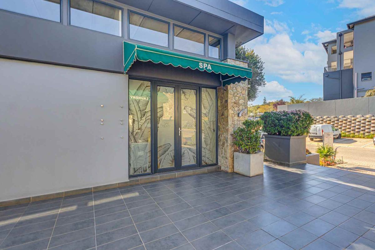 Modern, well maintained apartment with luxurious finishes. - Photo 2