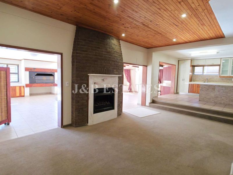 Large Family House For Real Entertainer - Photo 4