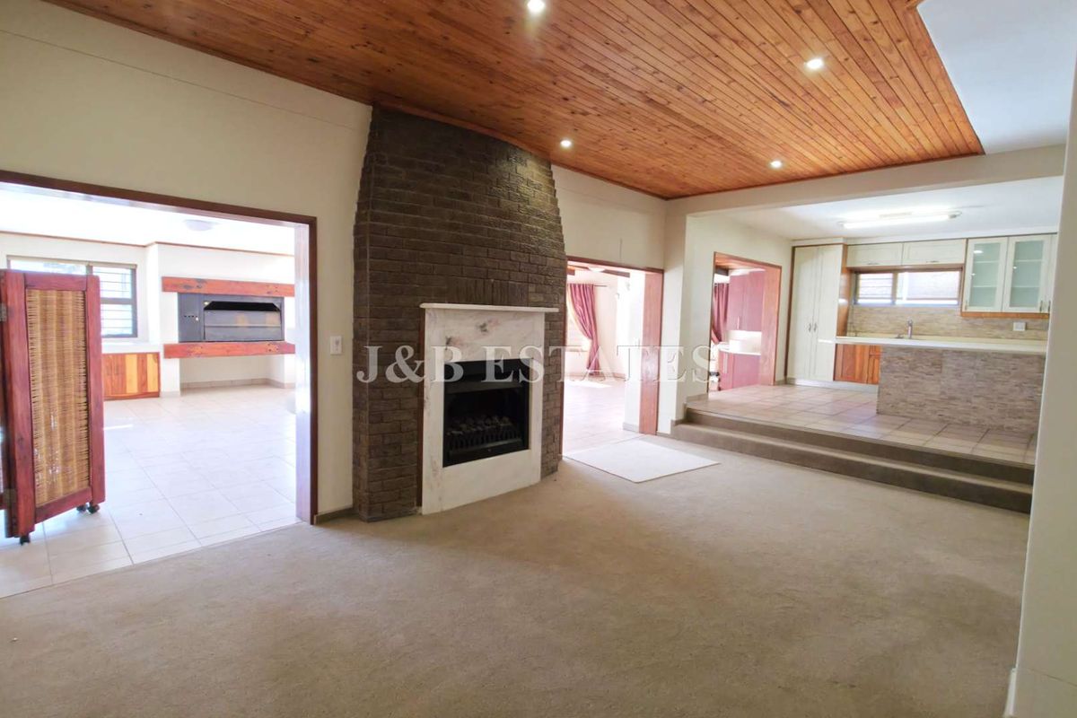 Large Family House For Real Entertainer - Photo 4