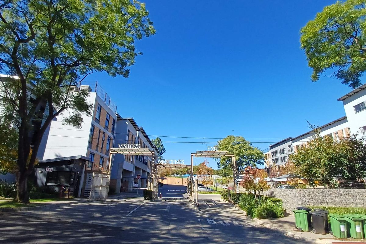Sky-High Sunshine & Braai: Ferndale’s Fun-Loving Loft! - Photo 2