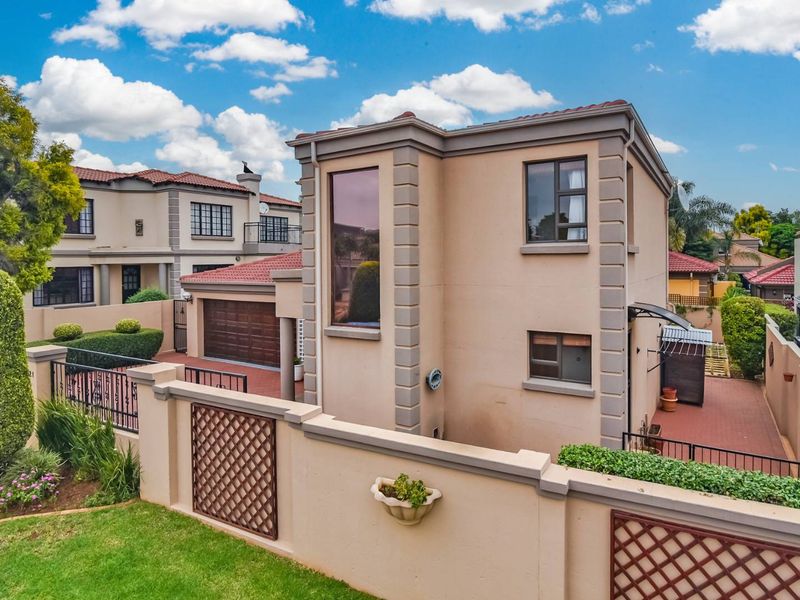 Elegant 3 Bedroom Home with Pool in Secure Willowbrook Estate - Photo 5