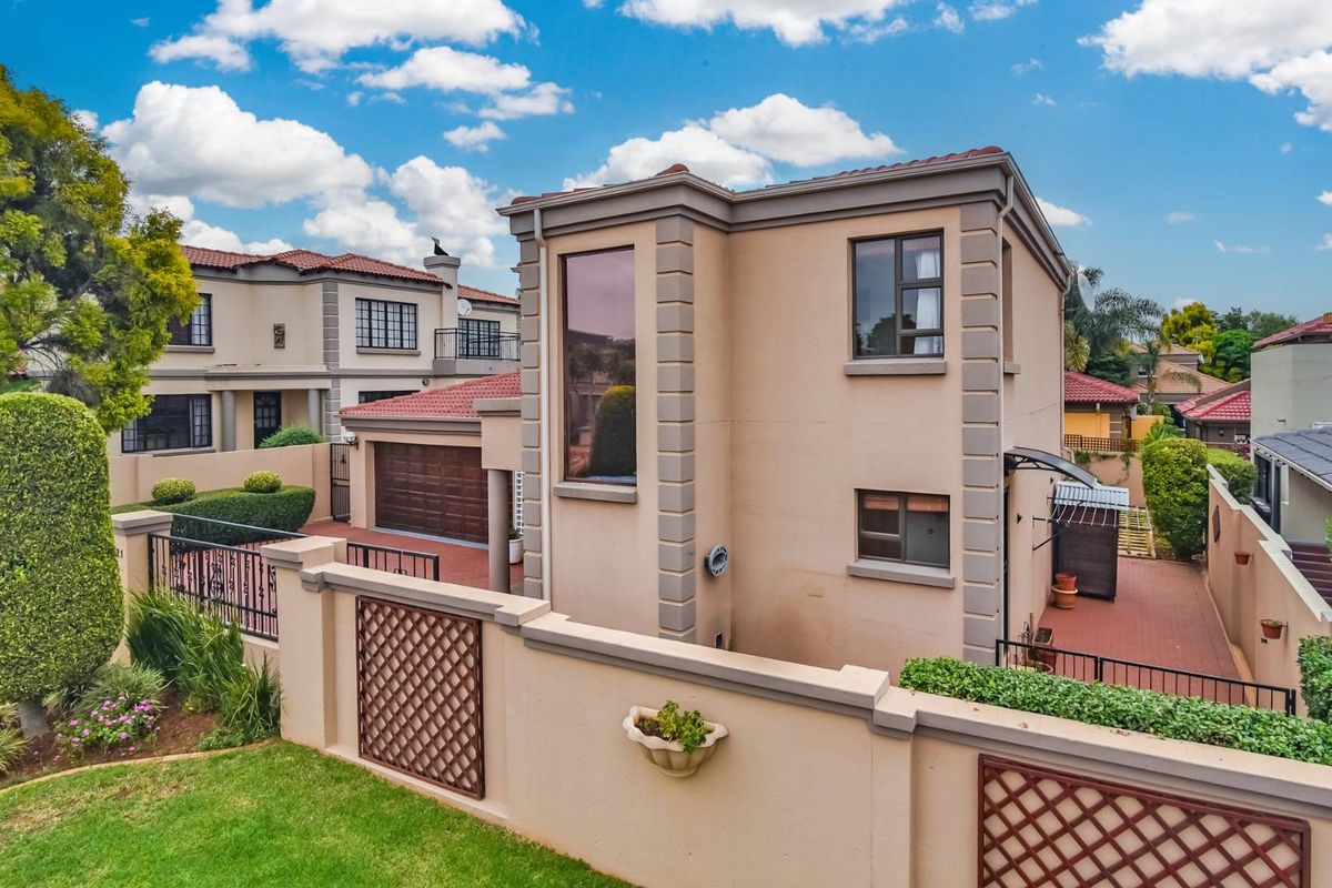 Elegant 3 Bedroom Home with Pool in Secure Willowbrook Estate - Photo 5