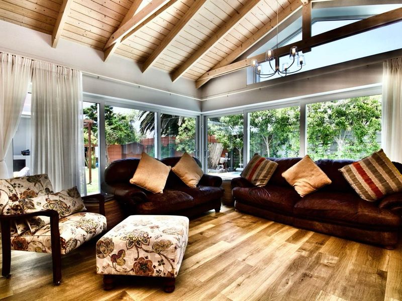 Sophisticated Living by the Sea: A Home Designed for Comfort and Style - Photo 8