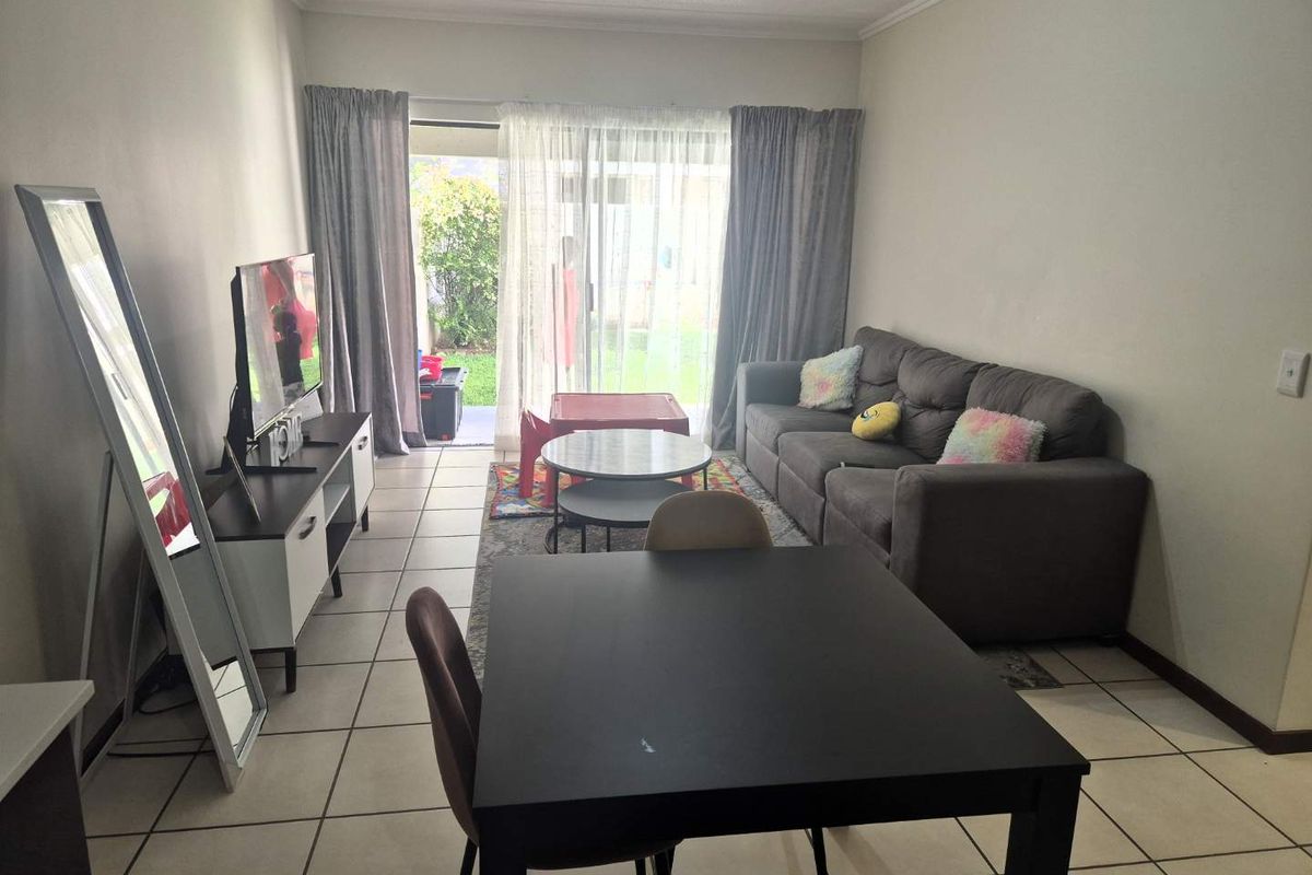 Charming 1 Bedroom Garden Apartment in Secure Complex - Photo 4
