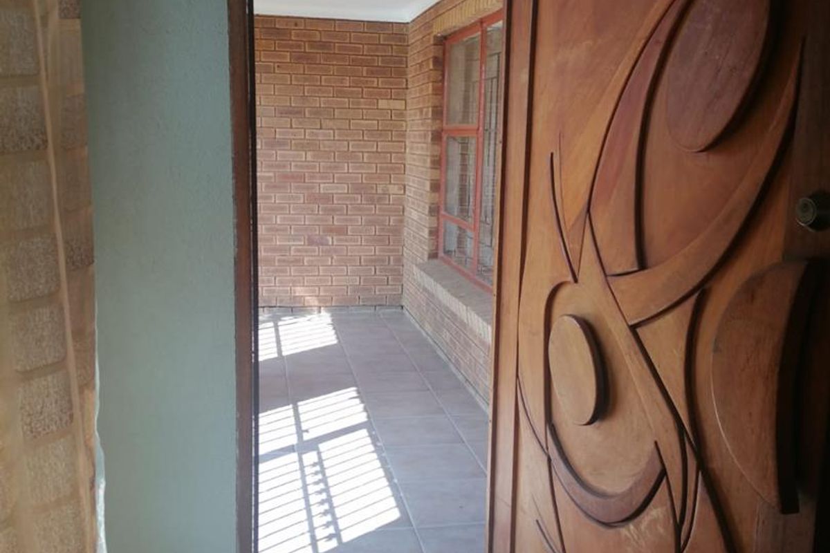 4 bedrooms house for sale in Soshanguve L - Photo 3