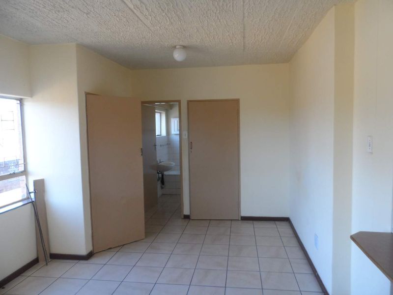 BACHELOR FLAT TO RENT IN PRETORIA WEST - Photo 7