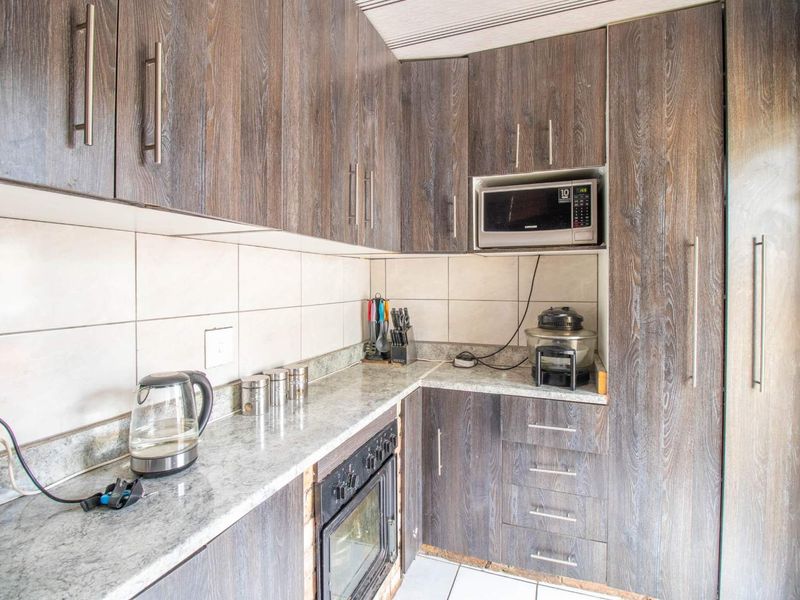 Fix-Me-Up 3 Bedroom house with pool For Sale - Photo 7